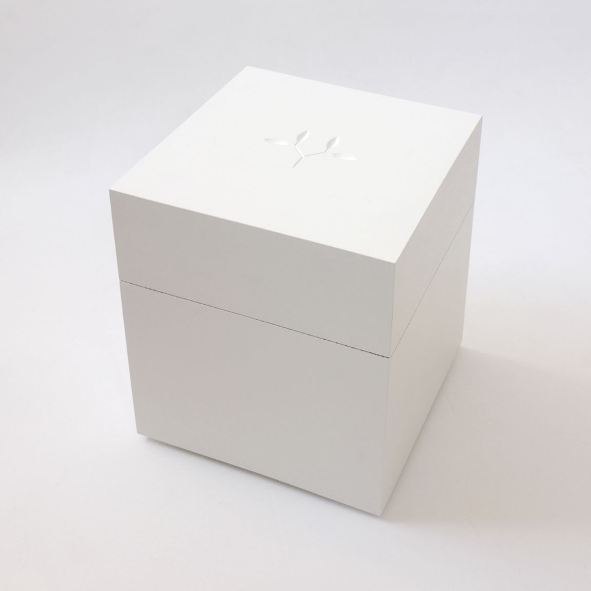   urne-weiss-holzgestaltung-atelier-agnes-schade-falk-weselsky